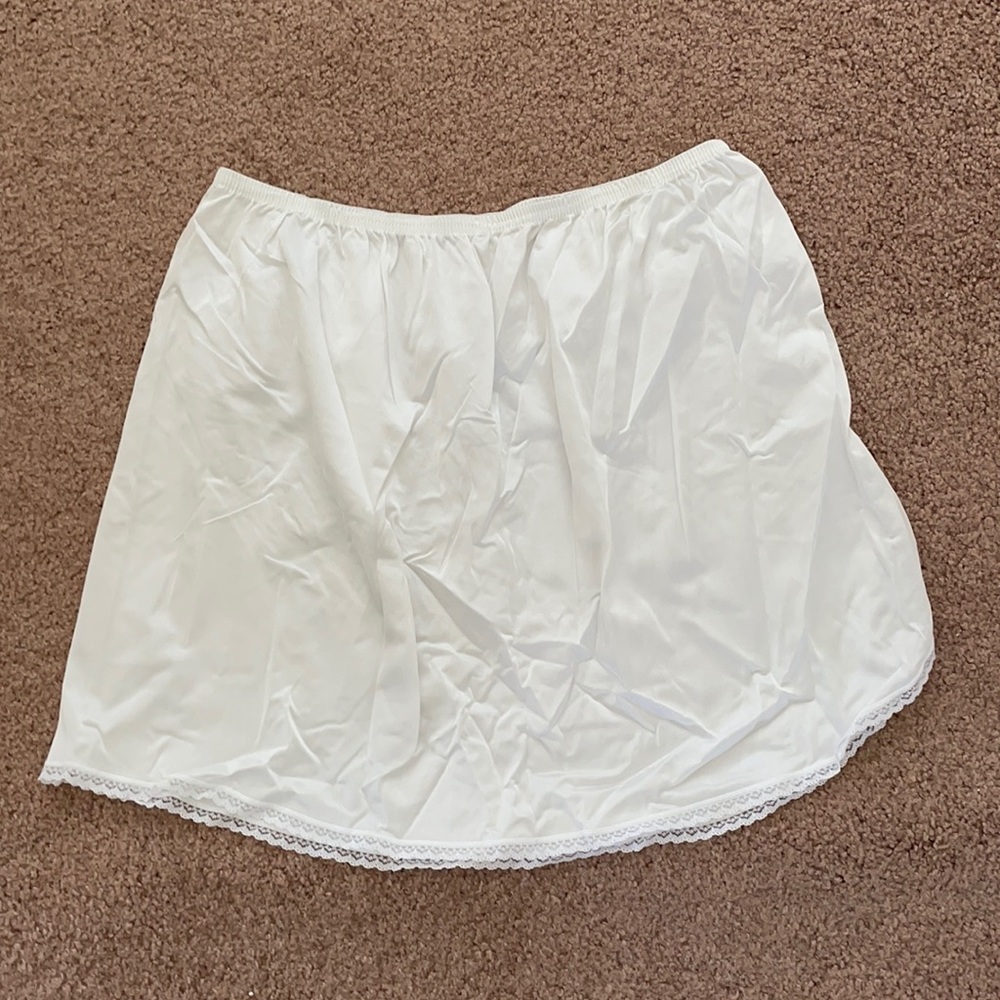 Vanity Fair Large Nylon 16 inches White Slip